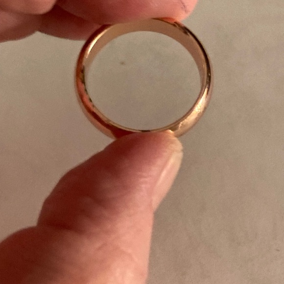 Plain but pretty gold band - Picture 3 of 5